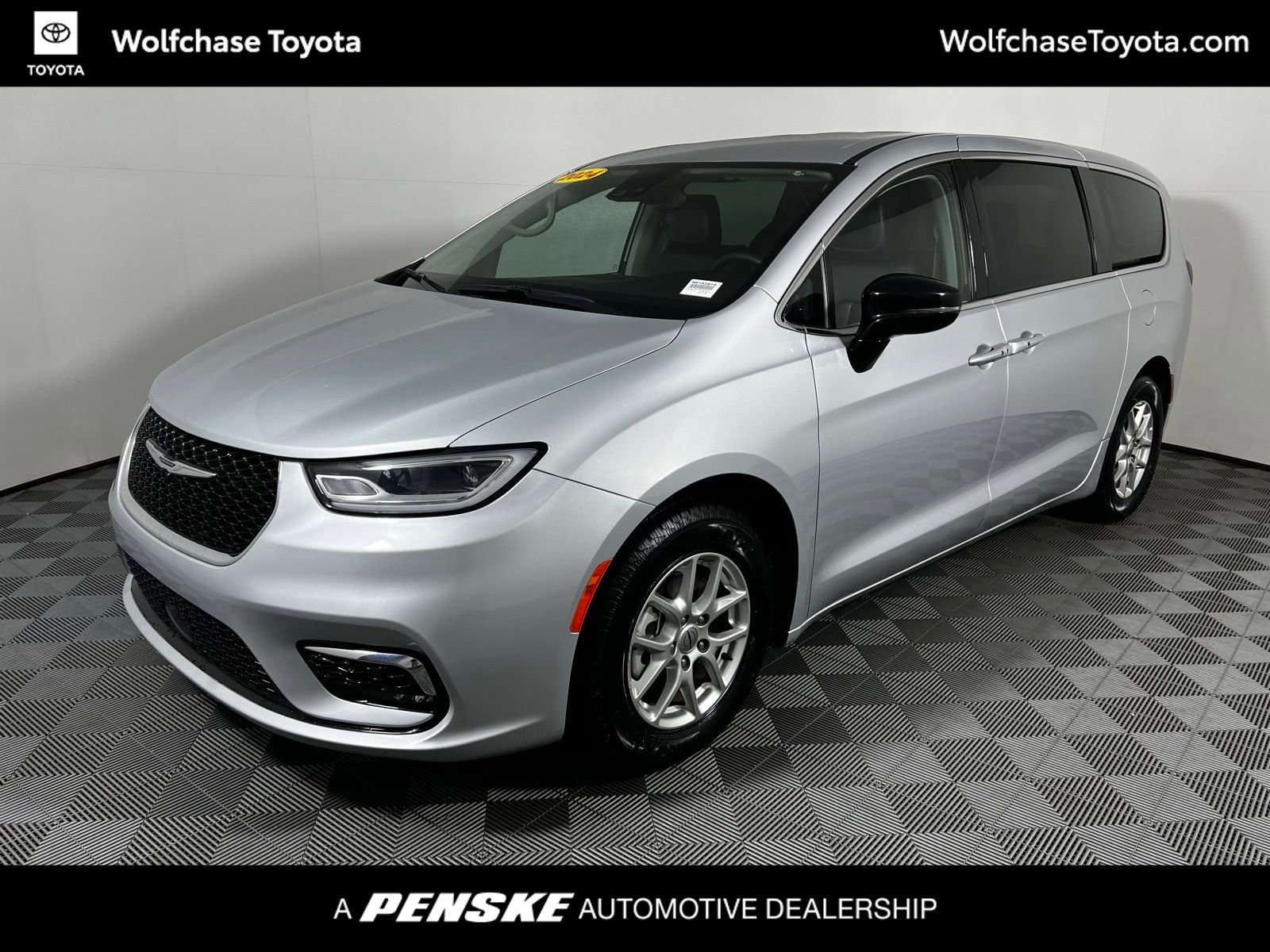 2024 Chrysler Pacifica Touring L's photo