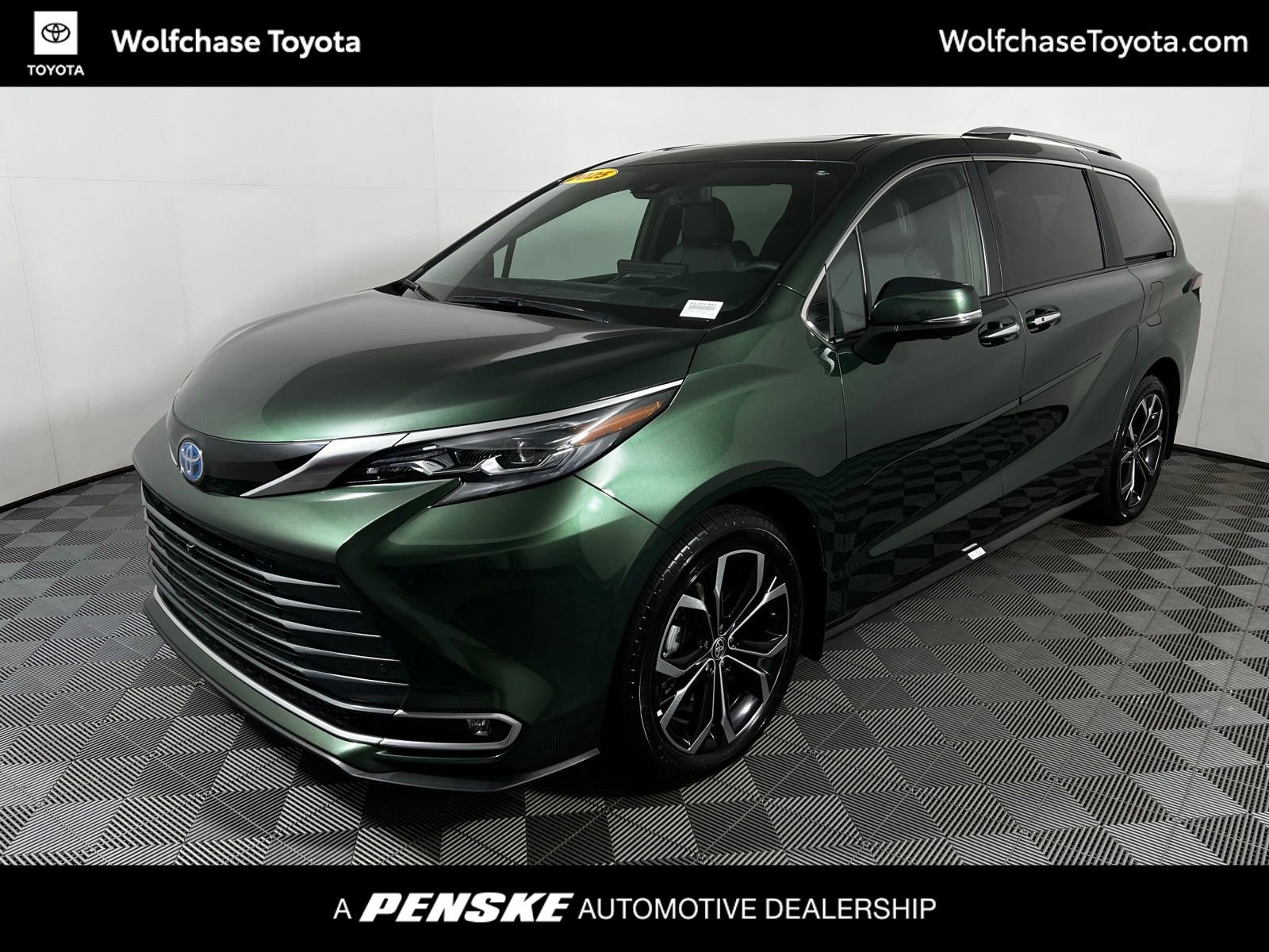 2025 Toyota Sienna Platinum's photo