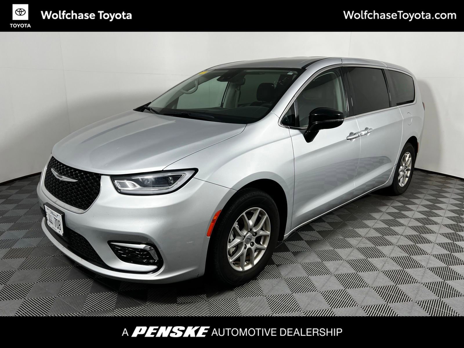 2024 Chrysler Pacifica Touring L's photo