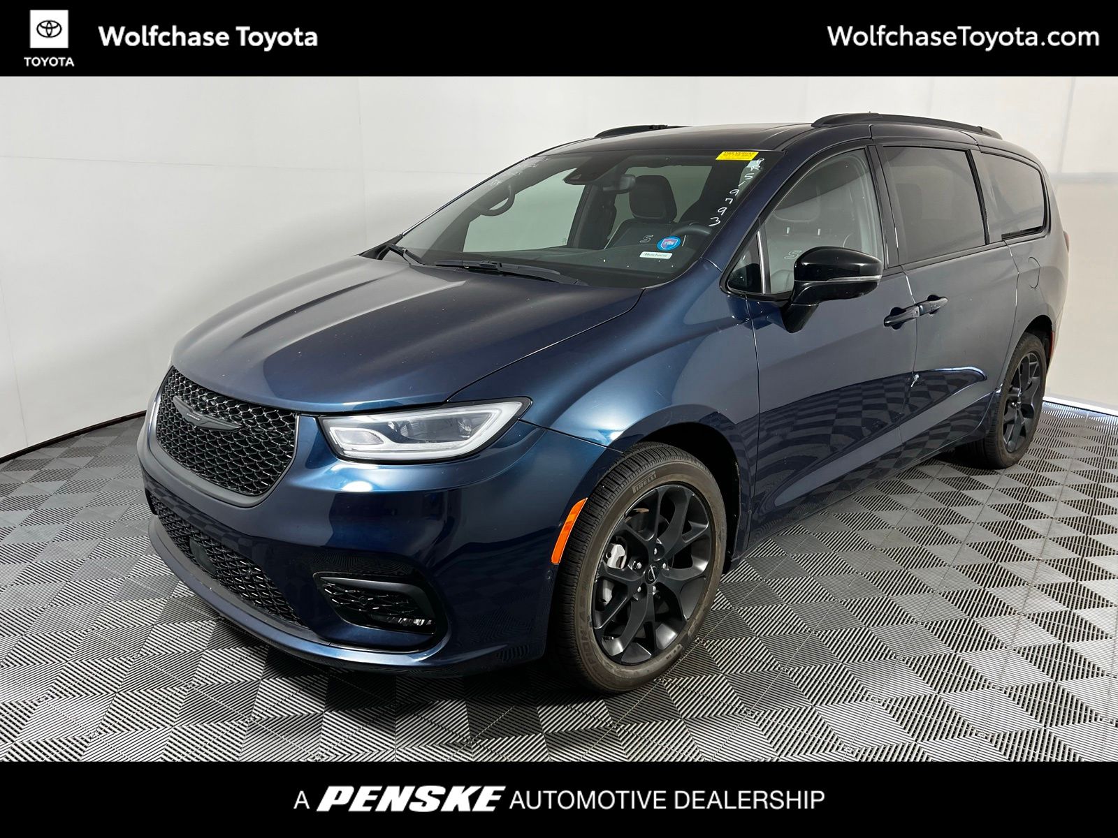2023 Chrysler Pacifica Limited AWD's photo
