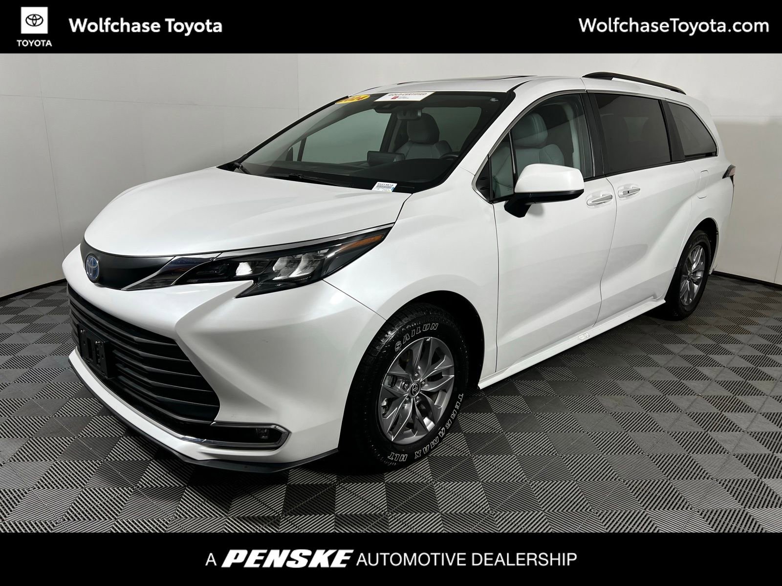 2024 Toyota Sienna XLE's photo