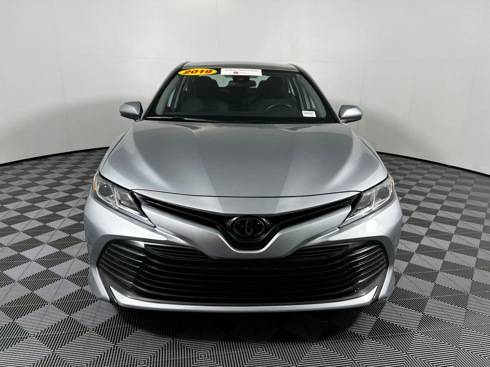 2019 Toyota Camry LE photo 2