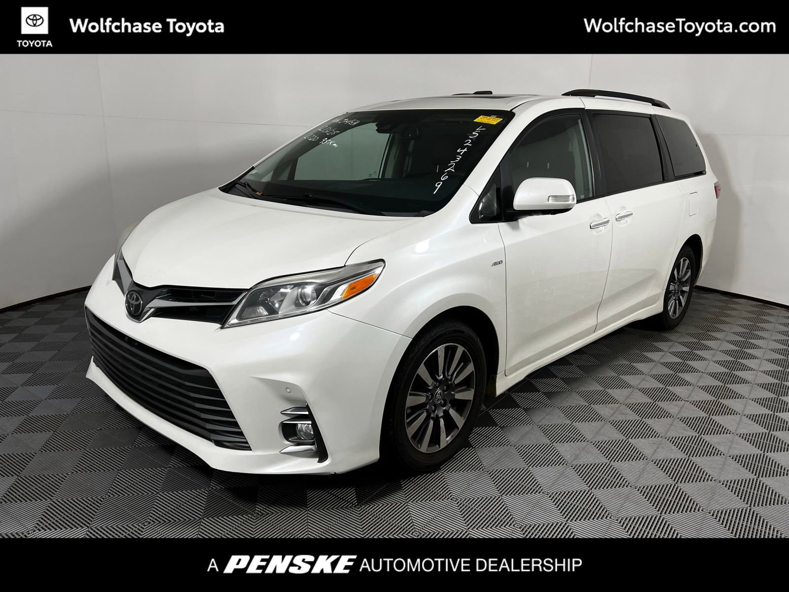 2020 Toyota Sienna Limited's photo