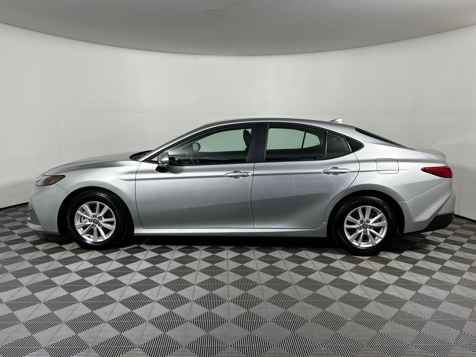 2025 Toyota Camry LE - Photo 8