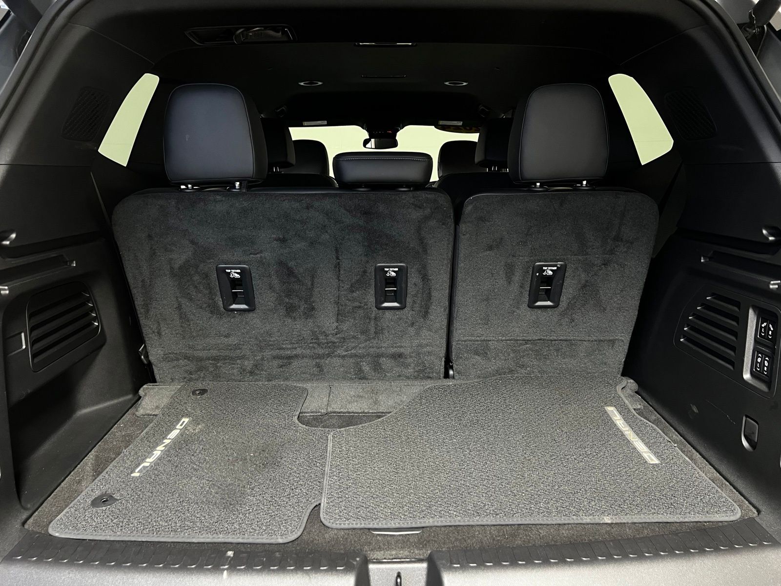2024 GMC Acadia Denali - Photo 29