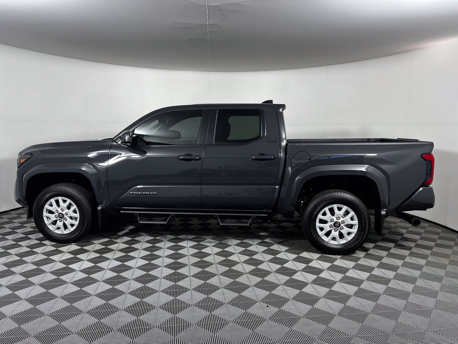 2026 Toyota Tacoma SR5 - Photo 8