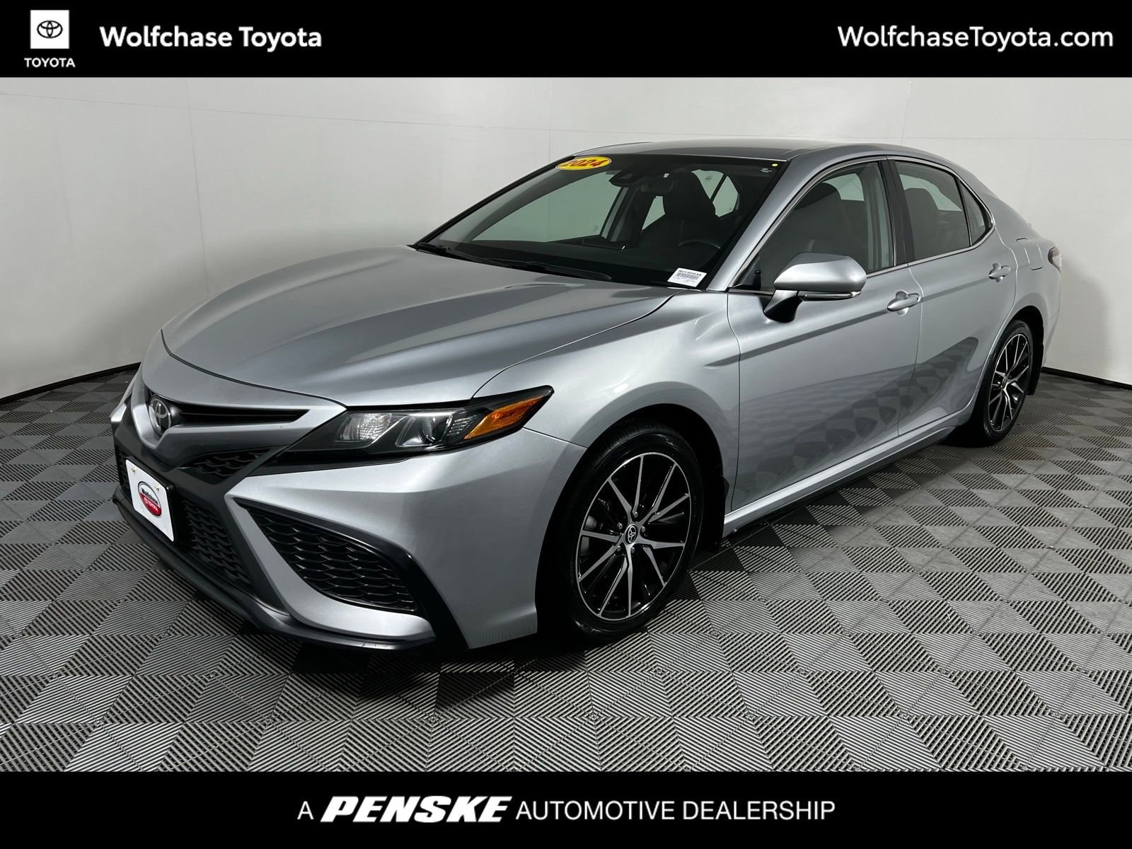 2024 Toyota Camry SE's photo