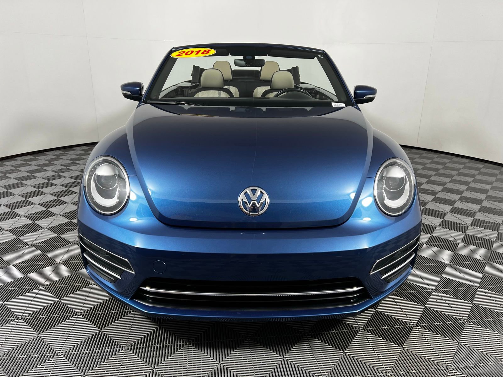 2018 Volkswagen Beetle S photo 2