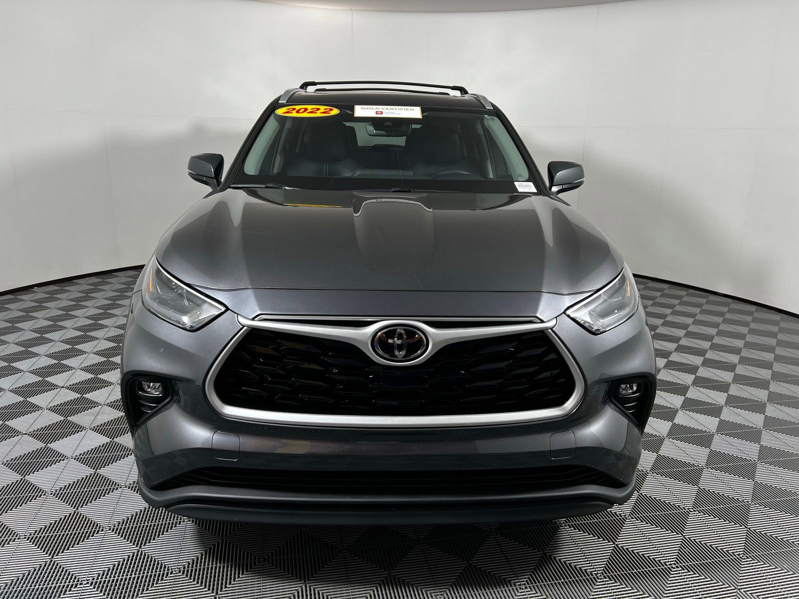 2022 Toyota Highlander XLE photo 2