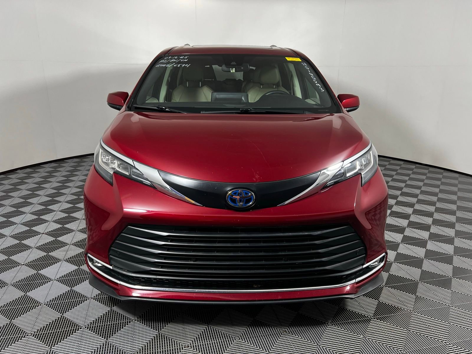 2022 Toyota Sienna XLE photo 2