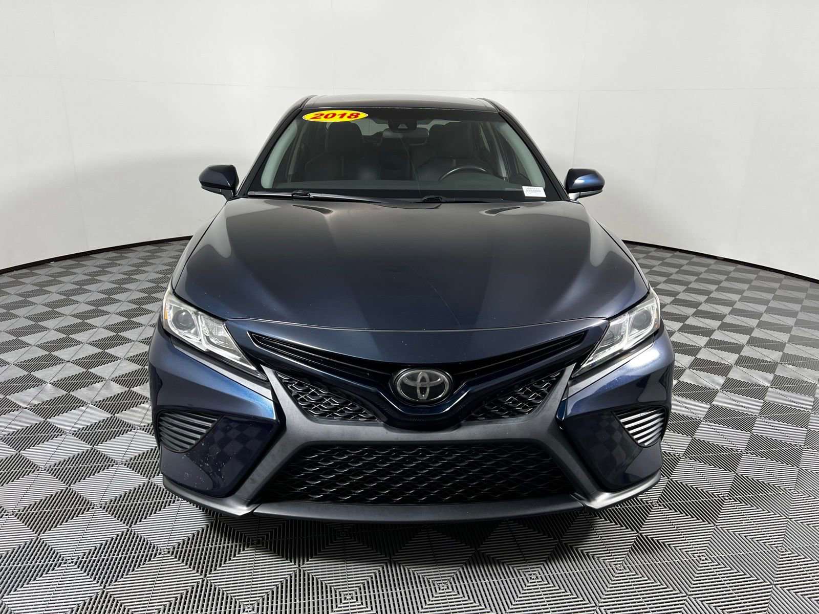 2018 Toyota Camry SE photo 2