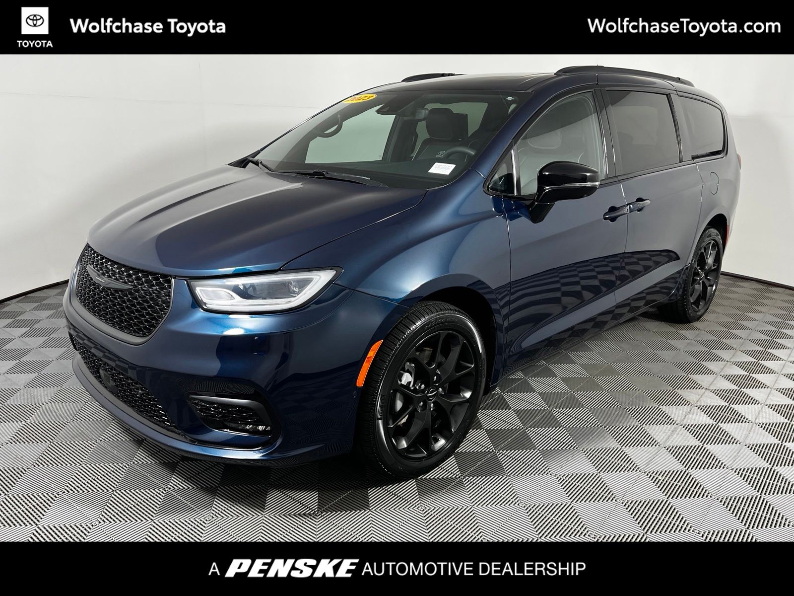 2023 Chrysler Pacifica Limited AWD's photo
