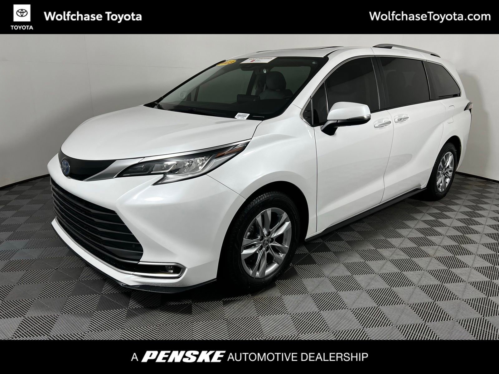 2023 Toyota Sienna Limited's photo