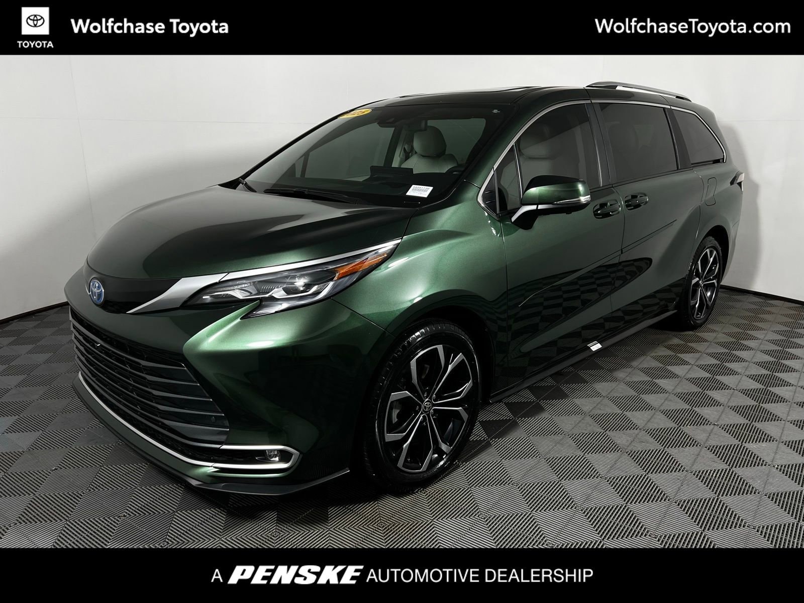 2025 Toyota Sienna Platinum's photo