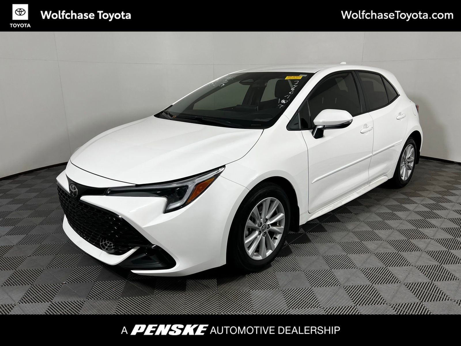 2025 Toyota Corolla Hatchback SE's photo