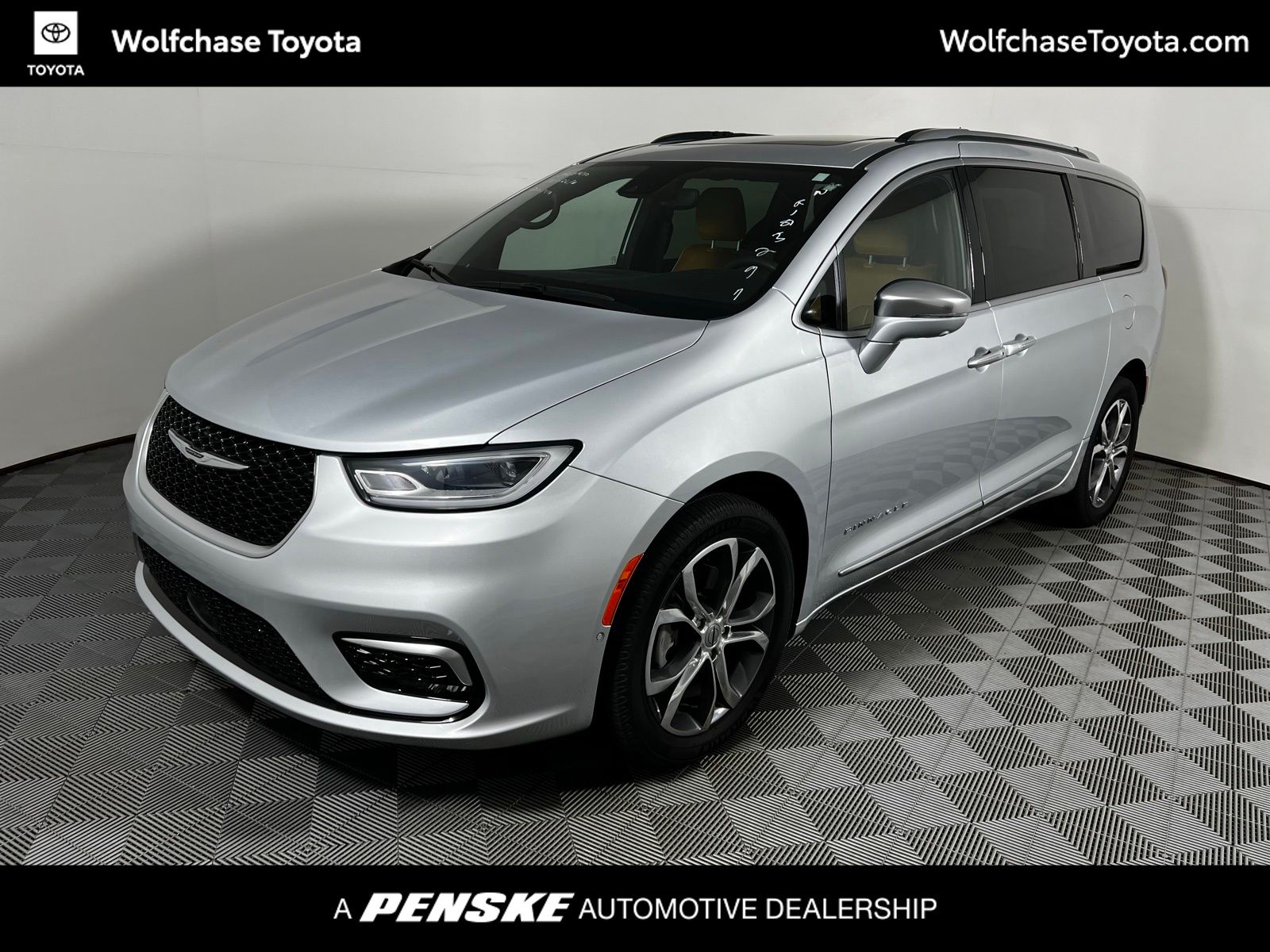 2022 Chrysler Pacifica Pinnacle's photo