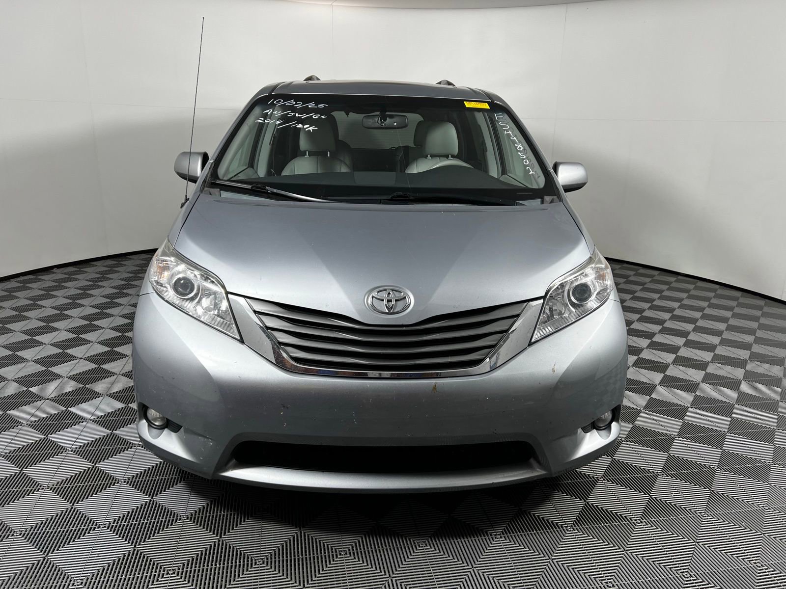2014 Toyota Sienna XLE photo 2