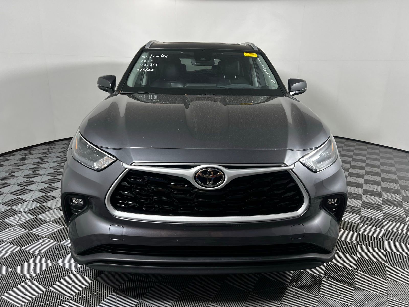 2023 Toyota Highlander XLE photo 2