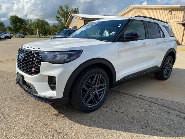 2025 Ford Explorer ST photo 2