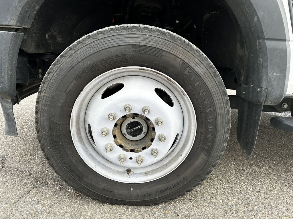 2024 Ford F-550 Super Duty Chassis Cab XLT - Photo 25