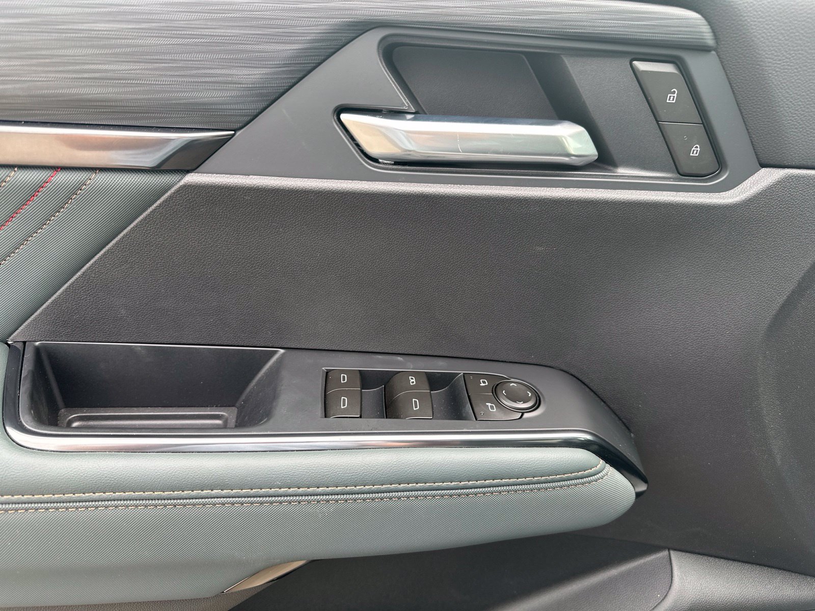 2026 GMC Acadia AT4 - Photo 8