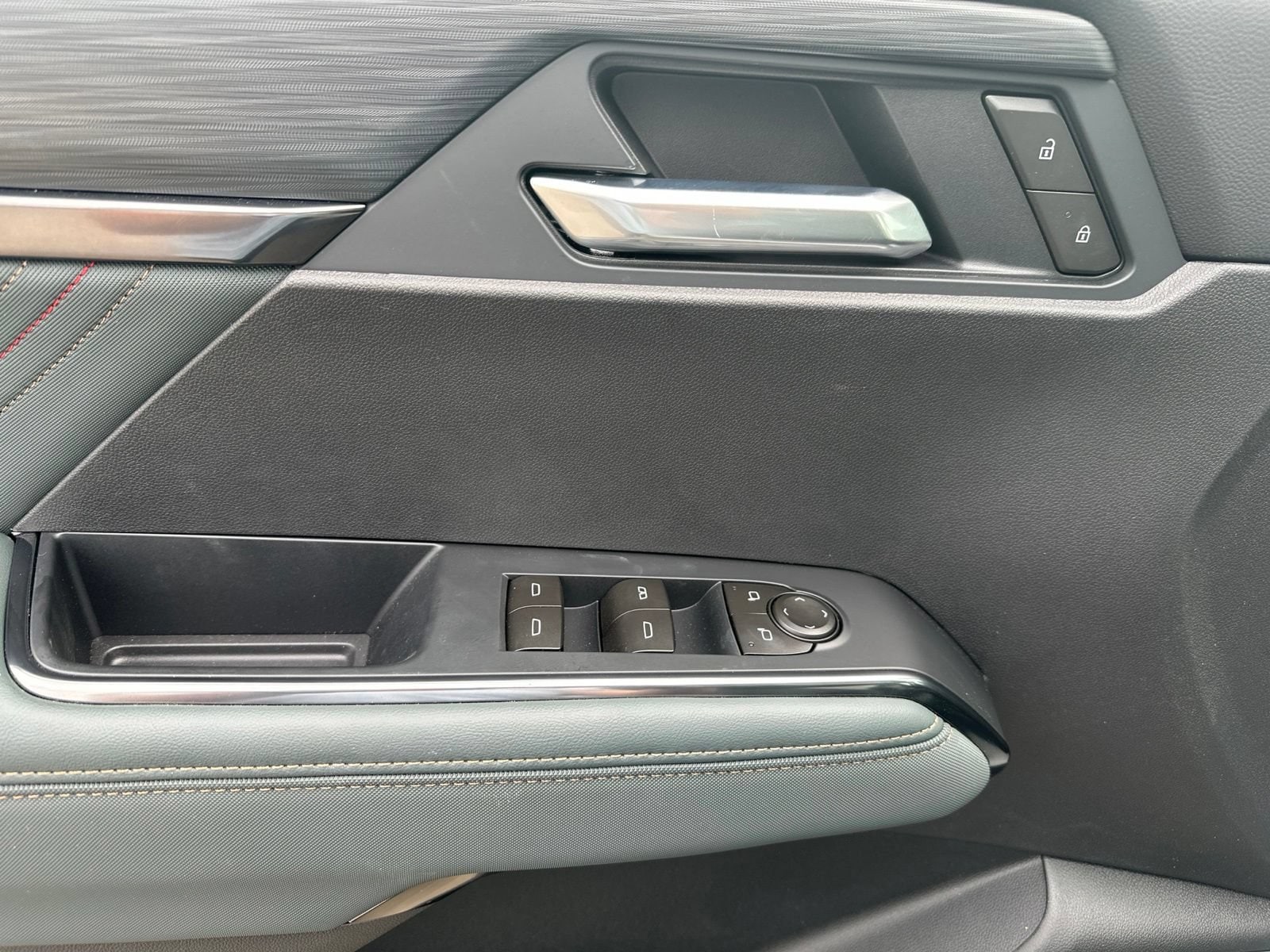 2026 GMC Acadia AT4 - Photo 8