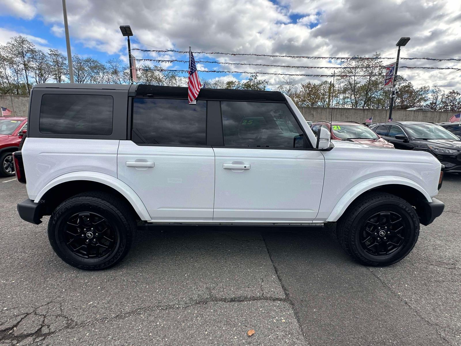 2023 Ford Bronco Base photo 3