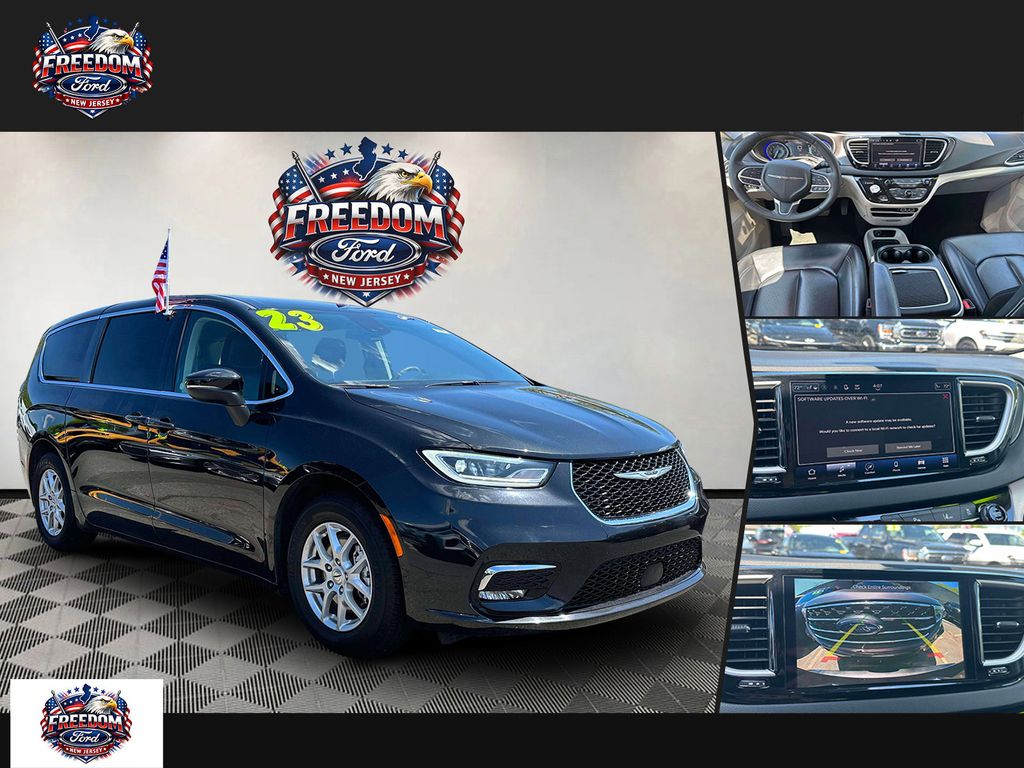2023 Chrysler Pacifica Touring L's photo