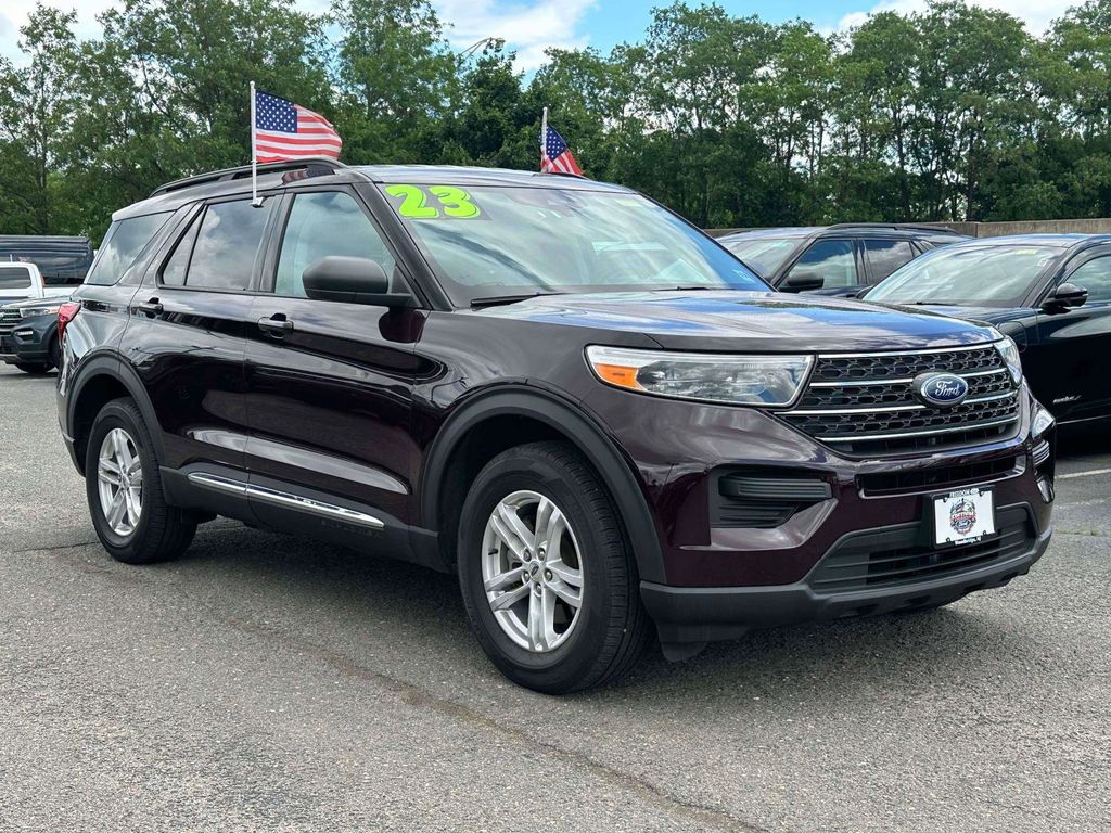 2023 Ford Explorer XLT 4WD's photo