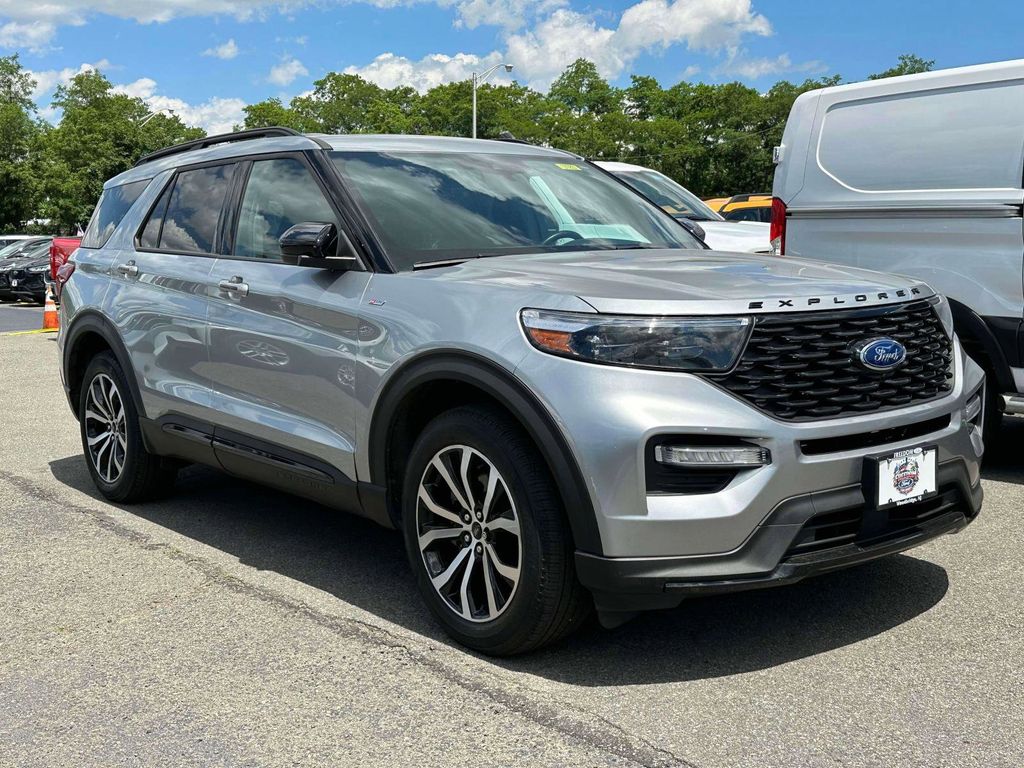2023 Ford Explorer ST-LINE 4WD's photo