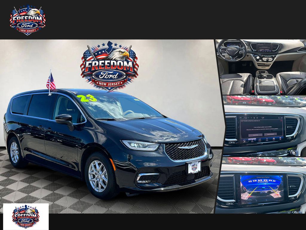 2023 Chrysler Pacifica Touring L's photo