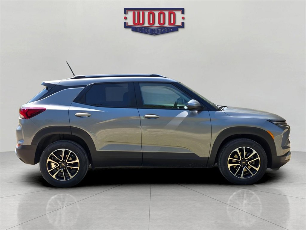 2024 Chevrolet Trailblazer LT photo 2