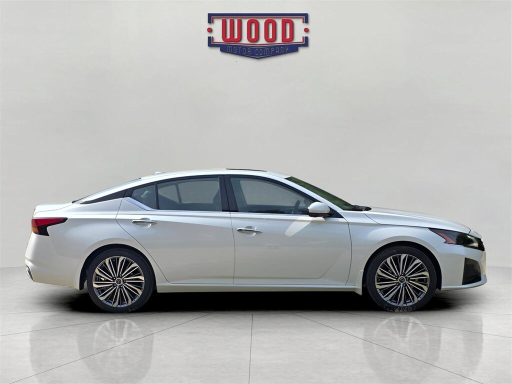 2025 Nissan Altima SL photo 2