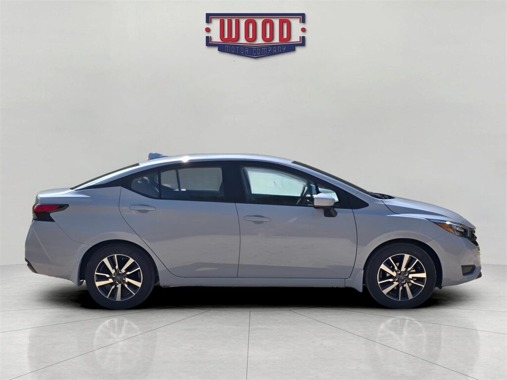 2025 Nissan Versa 1.6 SV photo 2