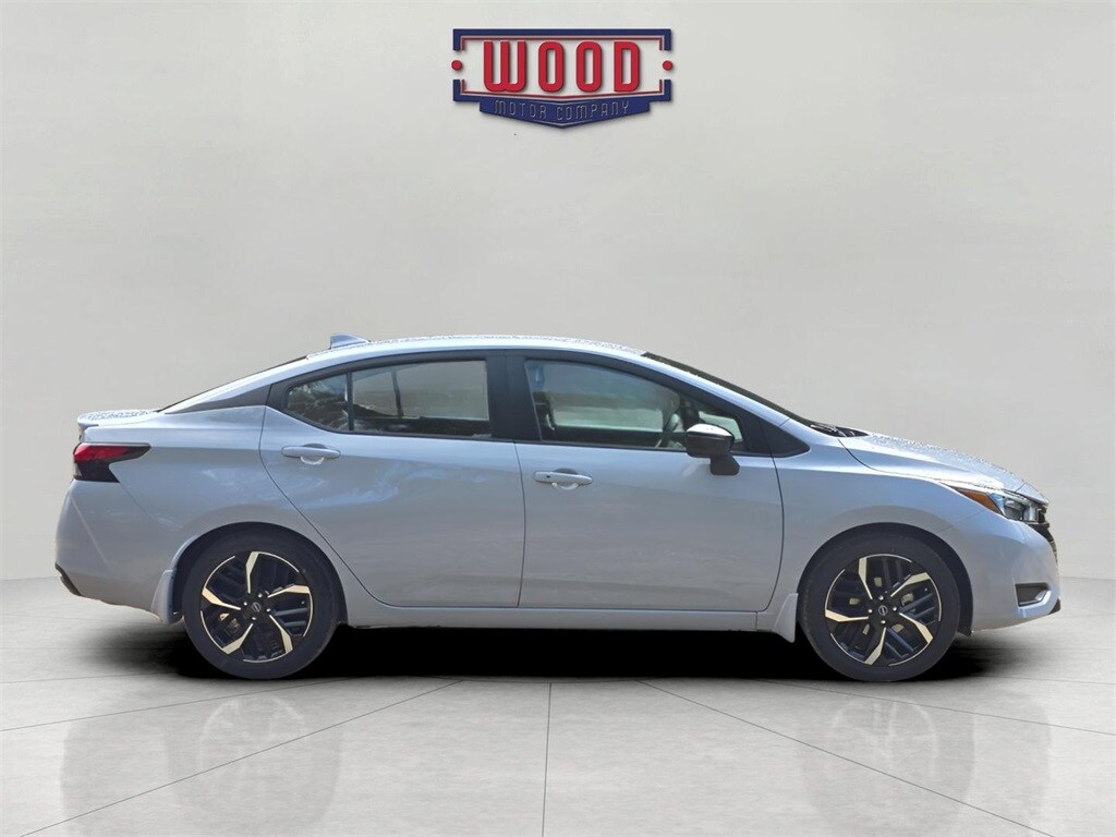 2025 Nissan Versa 1.6 SR photo 2
