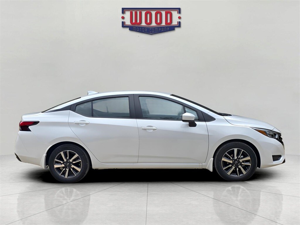2025 Nissan Versa 1.6 SV photo 2