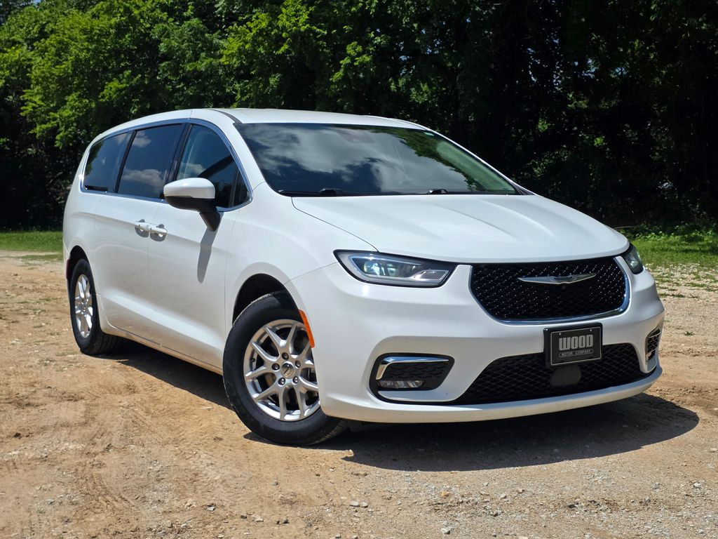 2023 Chrysler Pacifica Touring L's photo