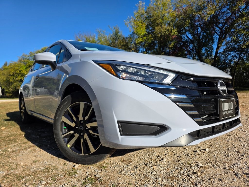 2025 Nissan Versa 1.6 SV photo 2