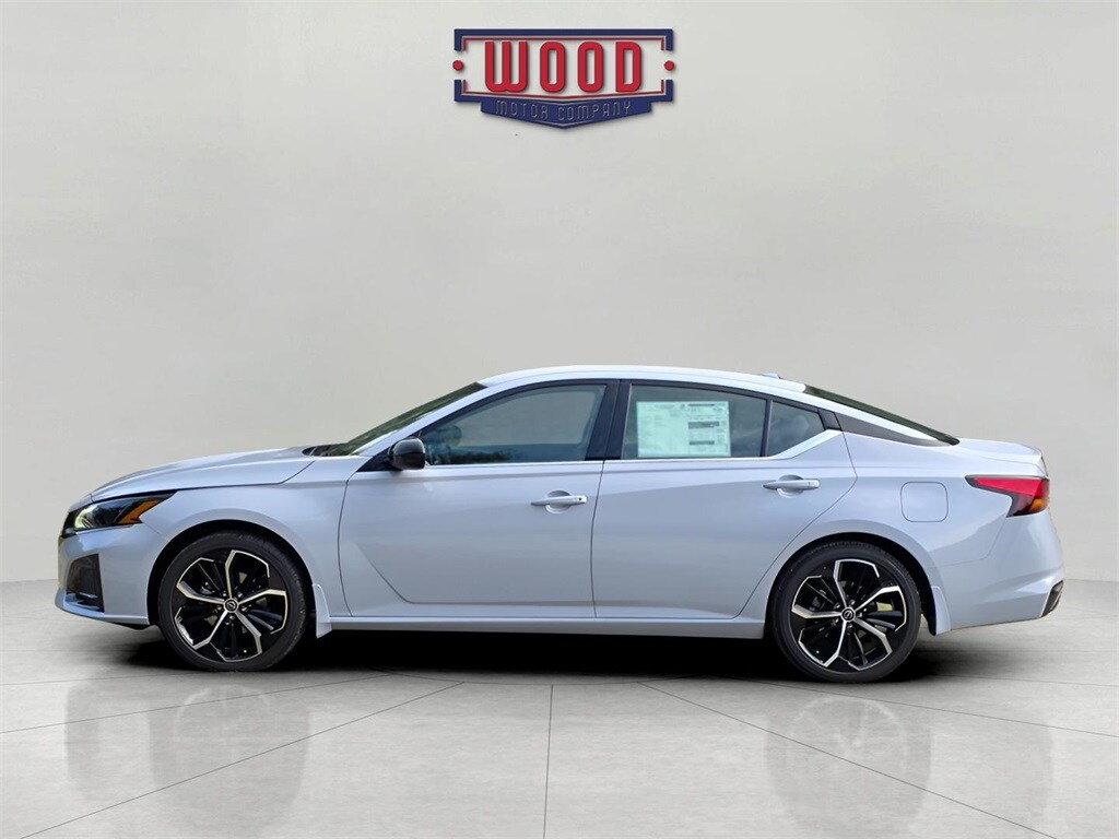 2025 Nissan Altima SR photo 4
