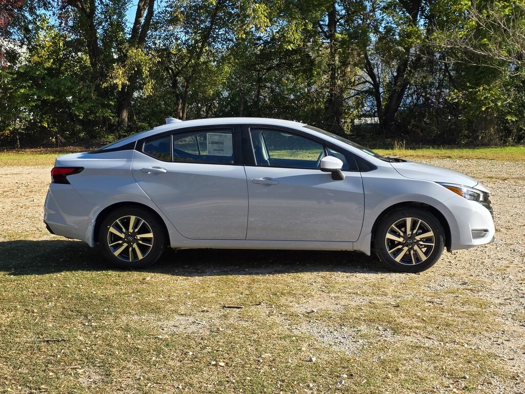 2025 Nissan Versa 1.6 SV photo 3