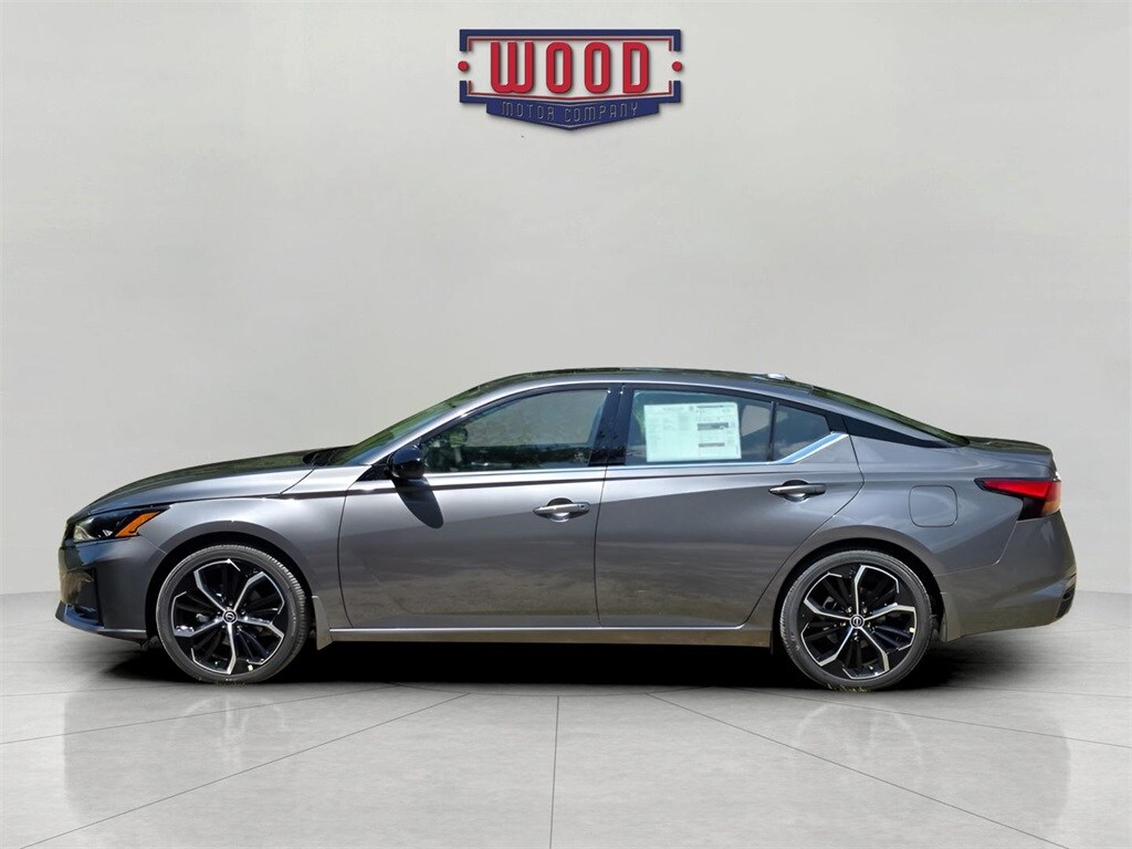 2025 Nissan Altima SR photo 4