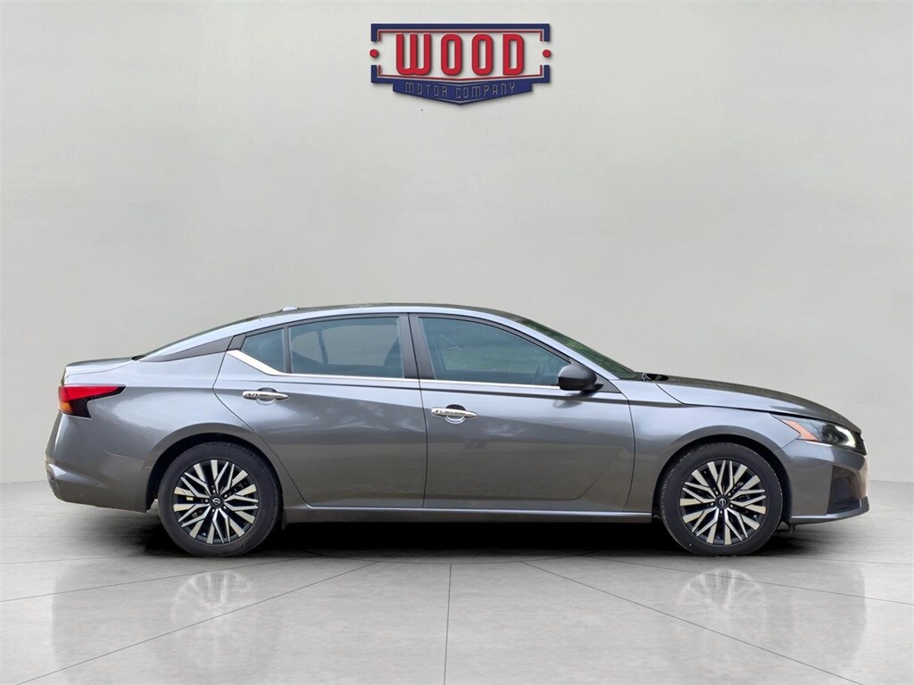 2024 Nissan Altima 2.5 SV photo 2