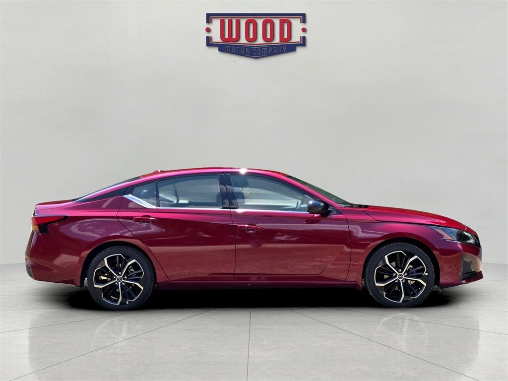 2025 Nissan Altima SR photo 2