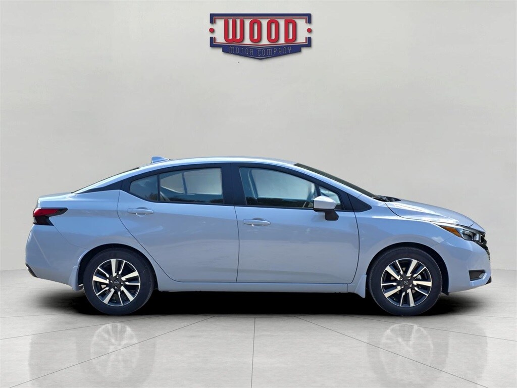2025 Nissan Versa 1.6 SV photo 2