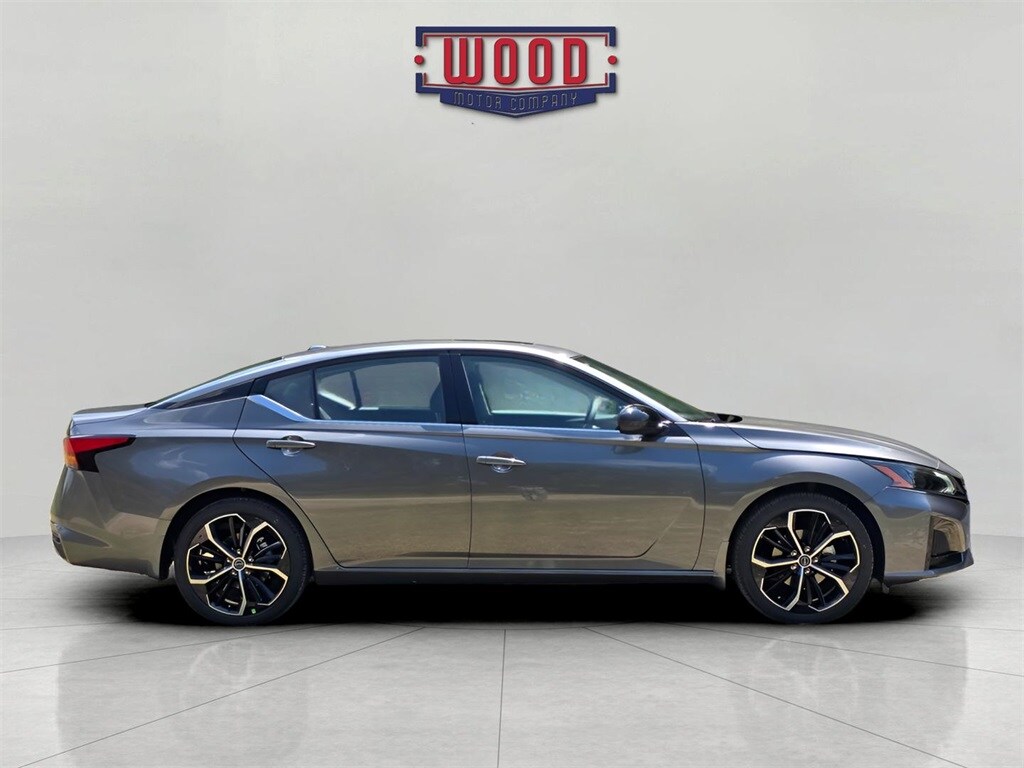 2025 Nissan Altima SR photo 2