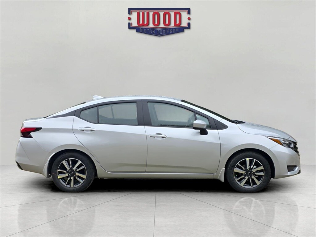 2025 Nissan Versa 1.6 SV photo 2
