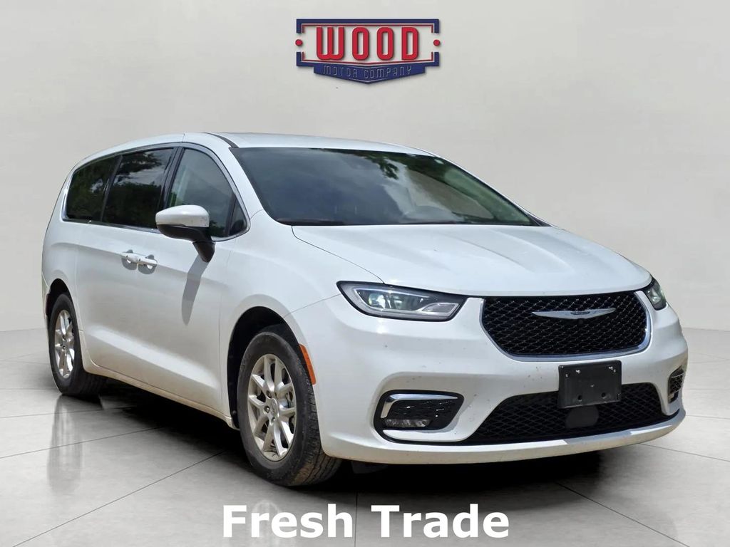2023 Chrysler Pacifica Touring L's photo