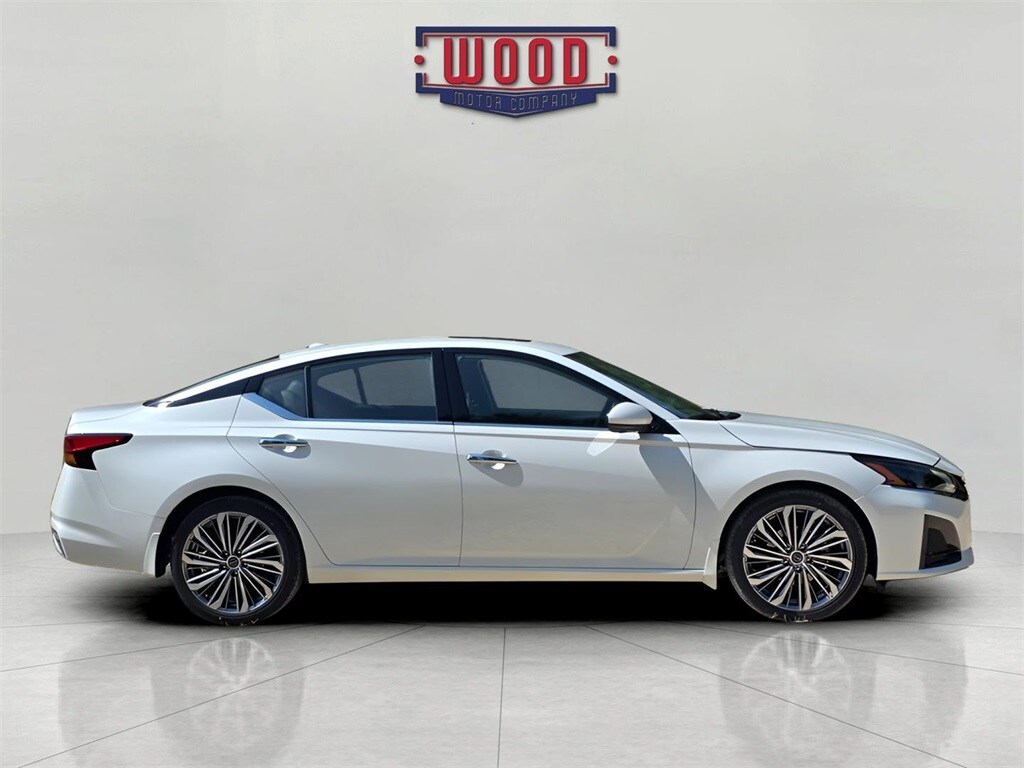 2025 Nissan Altima SL photo 2