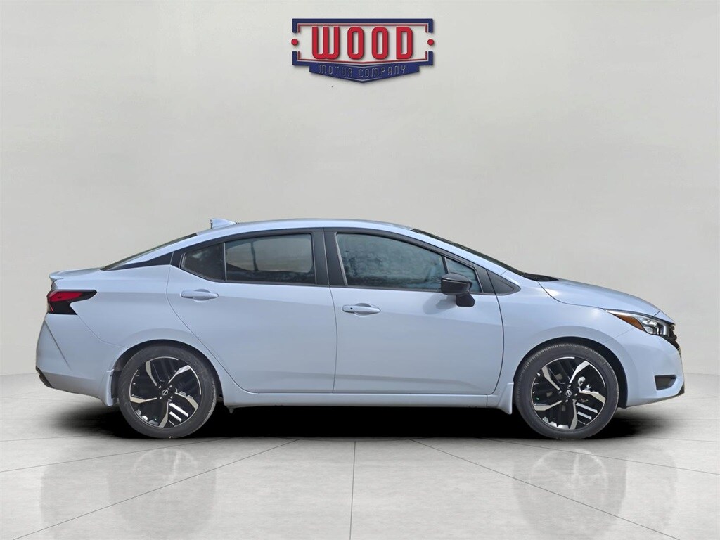 2025 Nissan Versa 1.6 SR photo 2