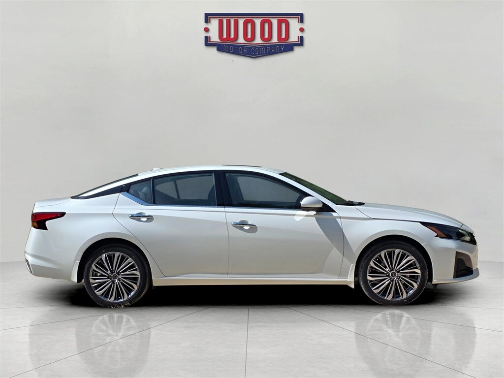2025 Nissan Altima SL photo 2